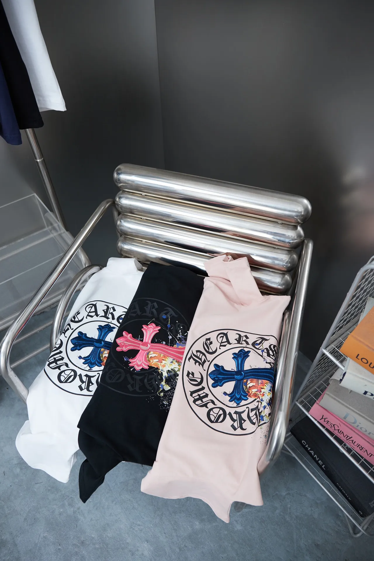 🅿️200 Ch*ome Hearte 25SS early spring new style Contrast color embroidery Crow heart cross short sleeve Light luxury essential item for daily commuting for men and women Correct version Welcome to compare Detailed features · 320g 100% pure cotton double yarn jersey fabric · Custom dyed in the same cylinder, special thickened 32 pieces double-strand 1X1 thread · Imported Tajima machine embroidery tatami embroidery · Digital direct printing logo pattern · Double-needle stitching and cross-seam technology · Original main mark, washed tag, brand moisture-proof paper packaging Color: black/white/pink Size: S/M/L/XL
